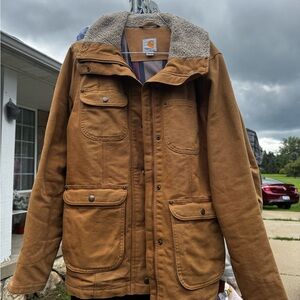 Women’s Carhartt jacket. In great condition, only worn once or twice.